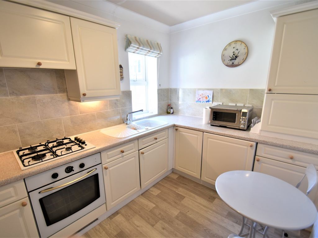 2 bed flat for sale in Bramhall Lane South, Bramhall, Stockport SK7, £375,000