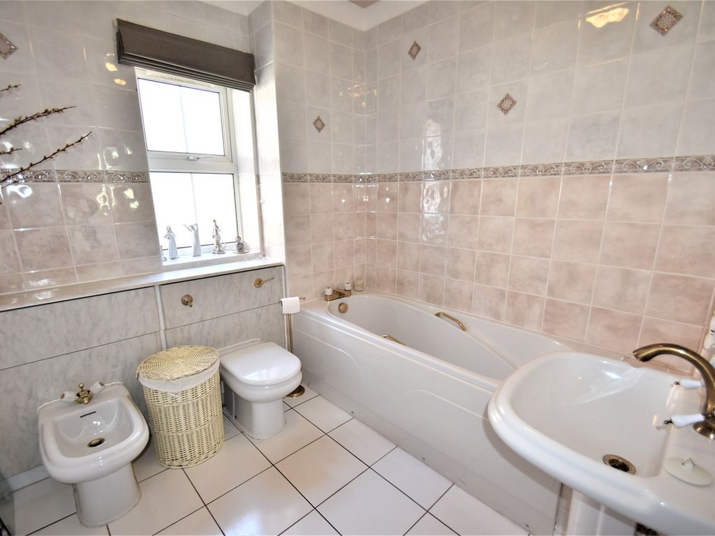 2 bed flat for sale in Bramhall Lane South, Bramhall, Stockport SK7, £375,000