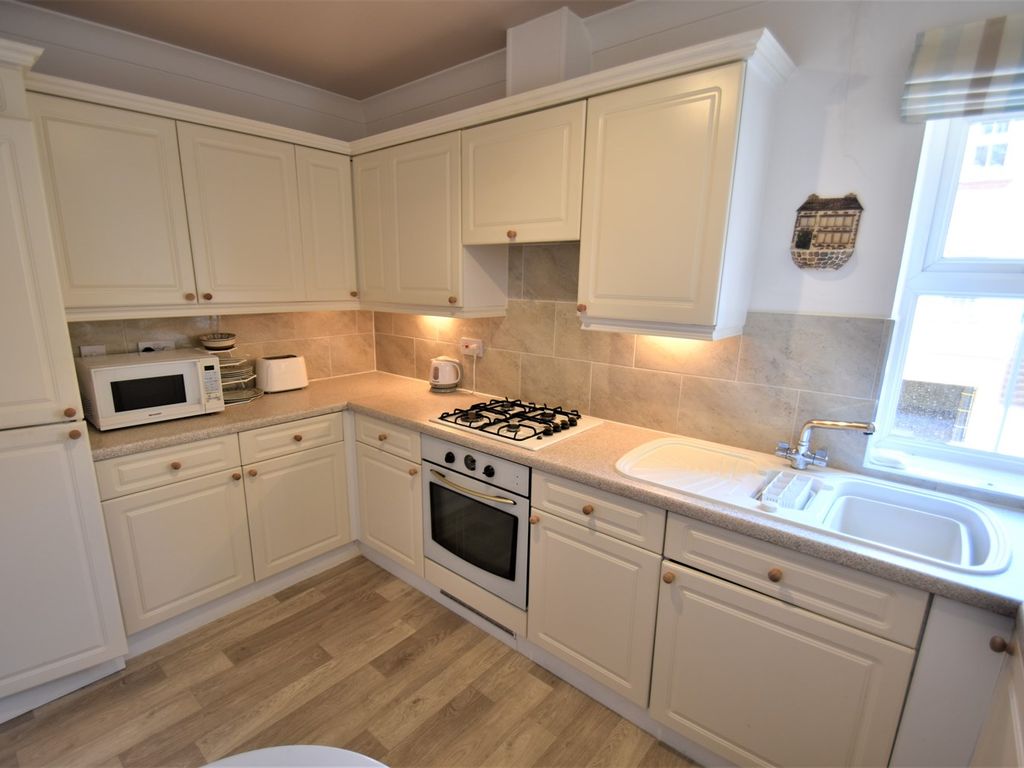 2 bed flat for sale in Bramhall Lane South, Bramhall, Stockport SK7, £375,000