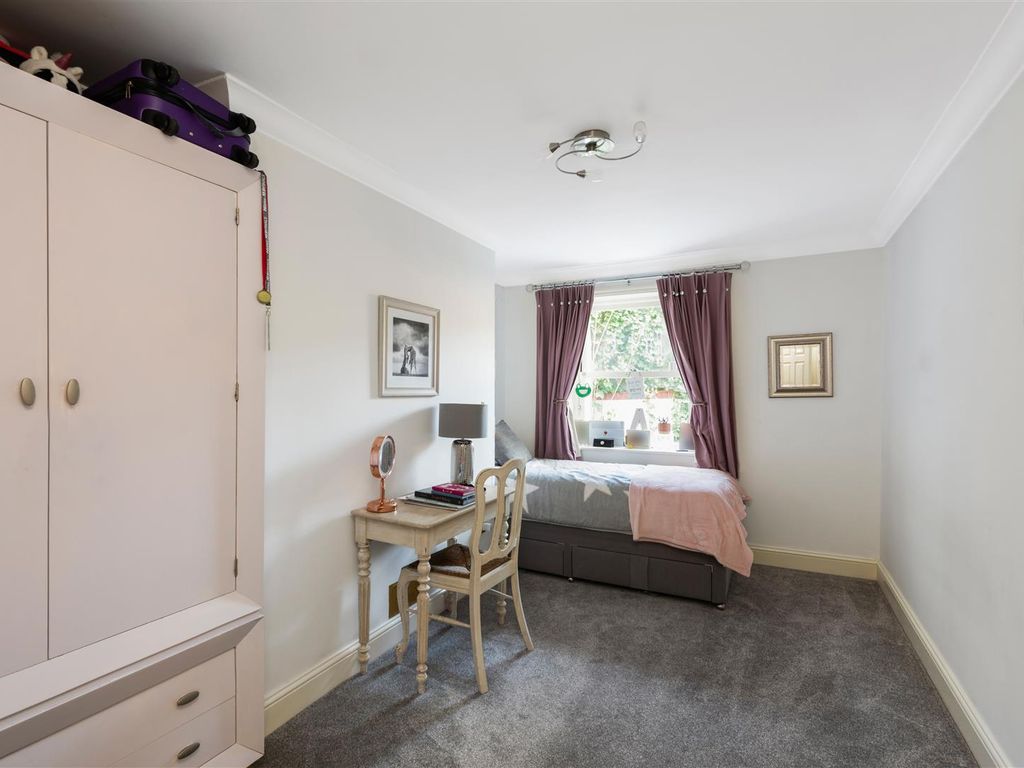 4 bed maisonette for sale in Wray Park Road, Reigate RH2, £575,000