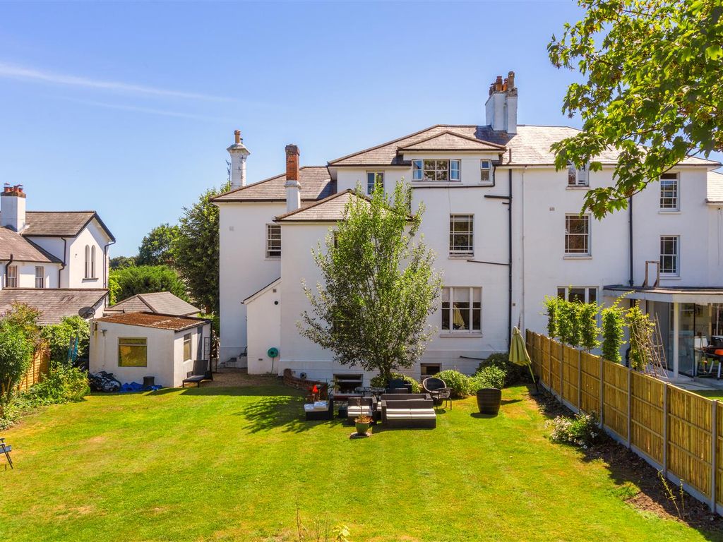 4 bed maisonette for sale in Wray Park Road, Reigate RH2, £575,000