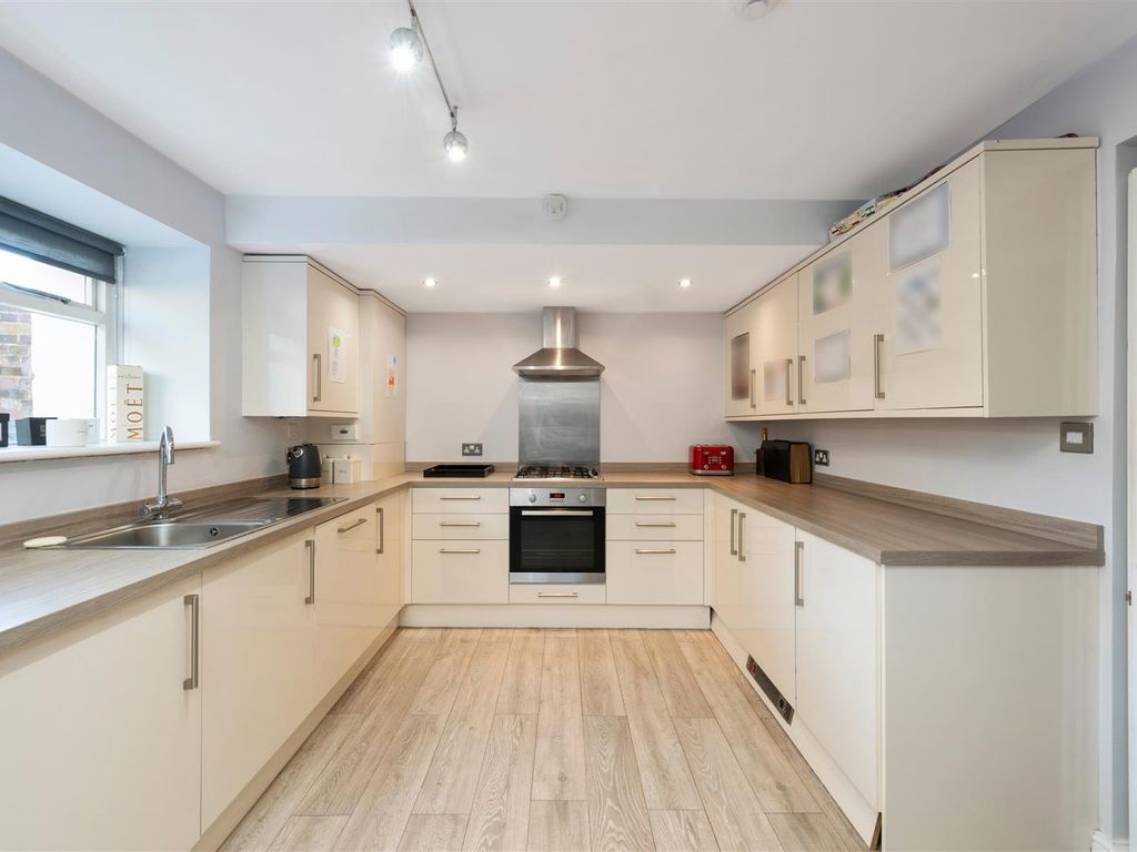 4 bed maisonette for sale in Wray Park Road, Reigate RH2, £575,000