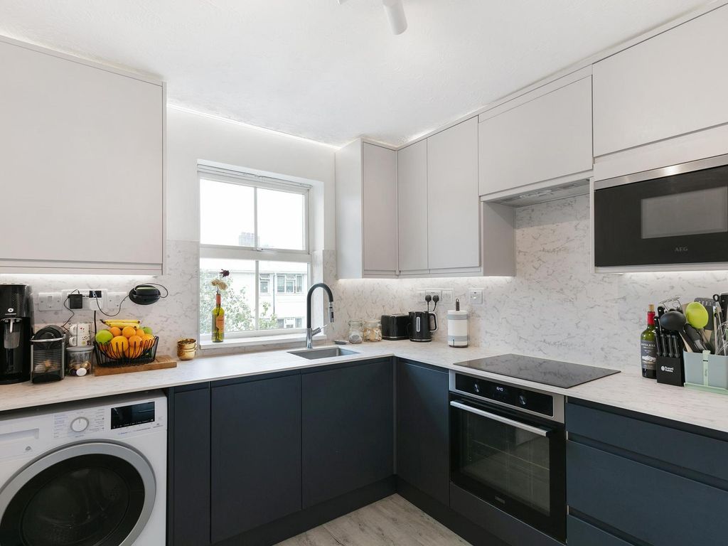 2 bed flat for sale in Woods Road, Nunhead, London SE15, £400,000