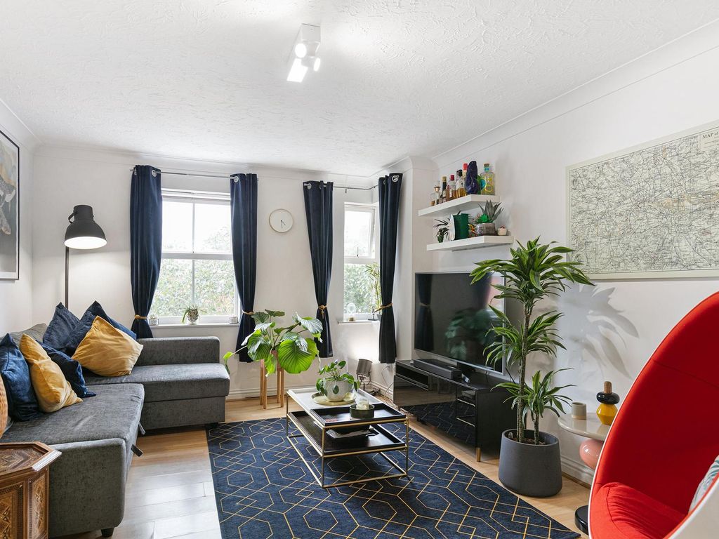 2 bed flat for sale in Woods Road, Nunhead, London SE15, £400,000