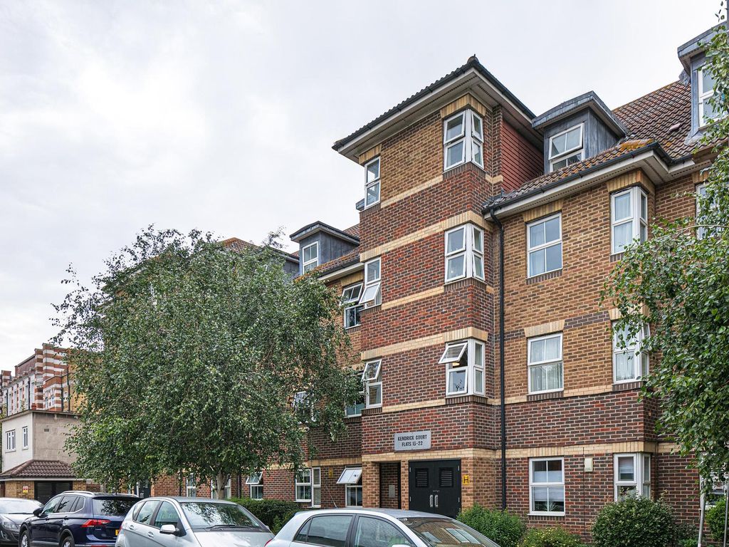 2 bed flat for sale in Woods Road, Nunhead, London SE15, £400,000