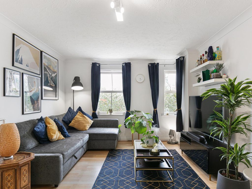 2 bed flat for sale in Woods Road, Nunhead, London SE15, £400,000