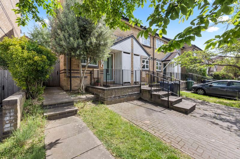 3 bed end terrace house for sale in Corner Mead, London NW9, £480,000