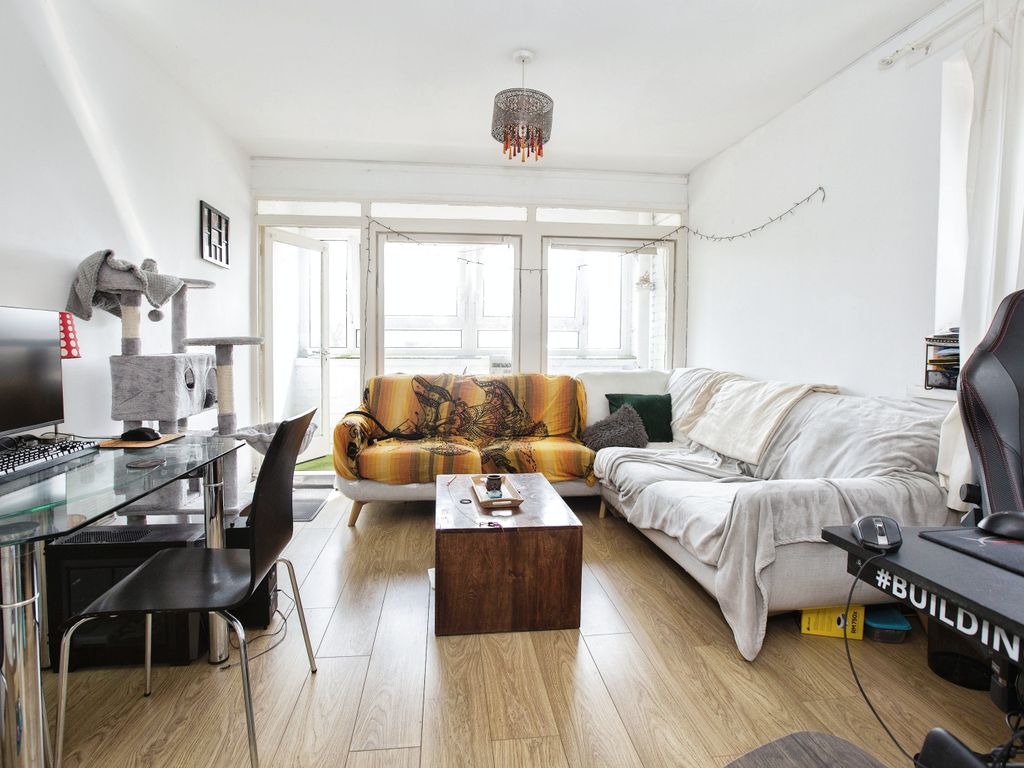 1 bed flat for sale in Aldgate East, London E1, £350,000