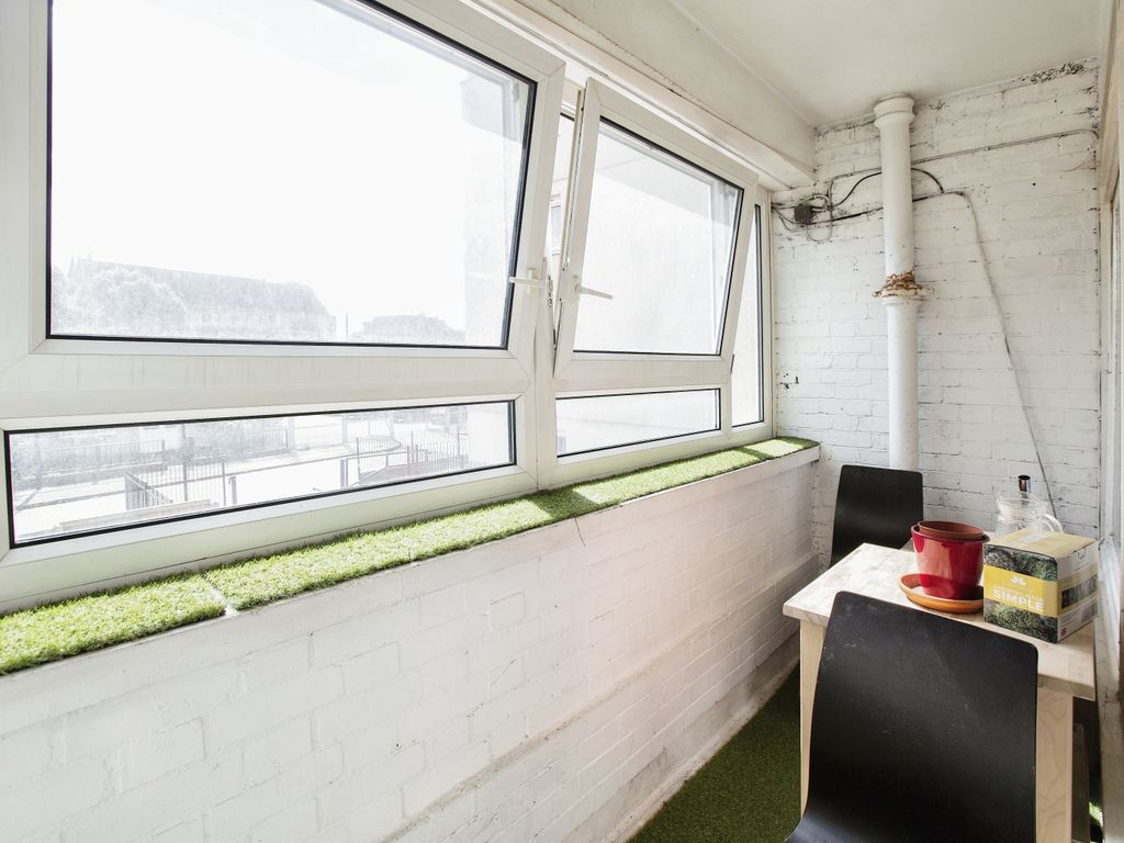 1 bed flat for sale in Aldgate East, London E1, £350,000