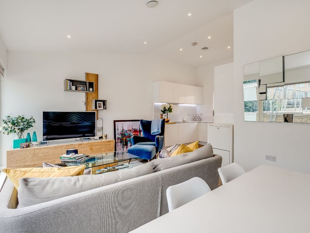 2 bed flat for sale in Flat 19, Aldington House, Isleworth TW7, £475,000