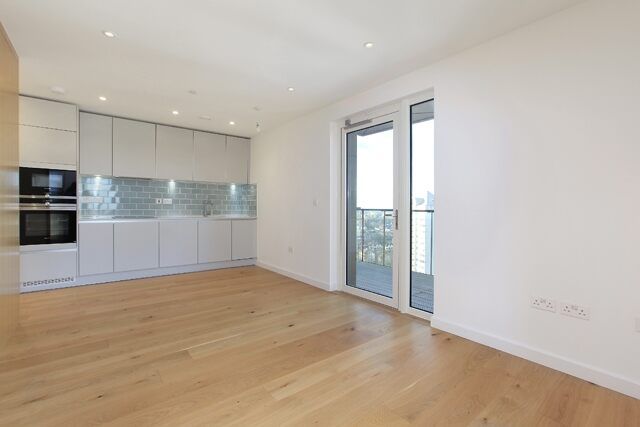 2 bed flat for sale in Mapleton Crescent, London SW18, £475,000