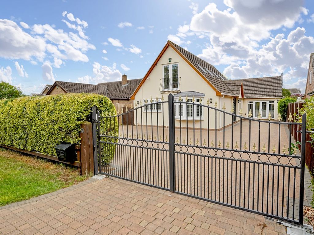 4 bed property for sale in Graveley Road, Offord D'arcy, St Neots PE19, £625,000