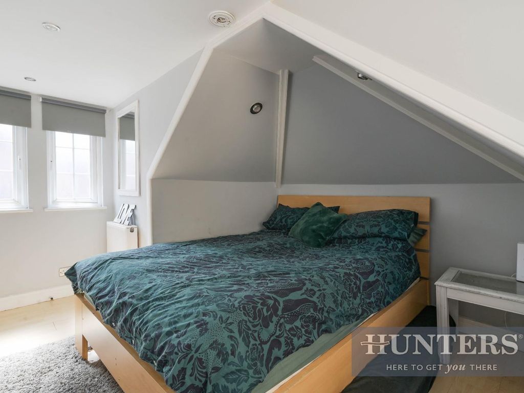 4 bed detached bungalow for sale in Clarkes Avenue, Worcester Park KT4, £630,000
