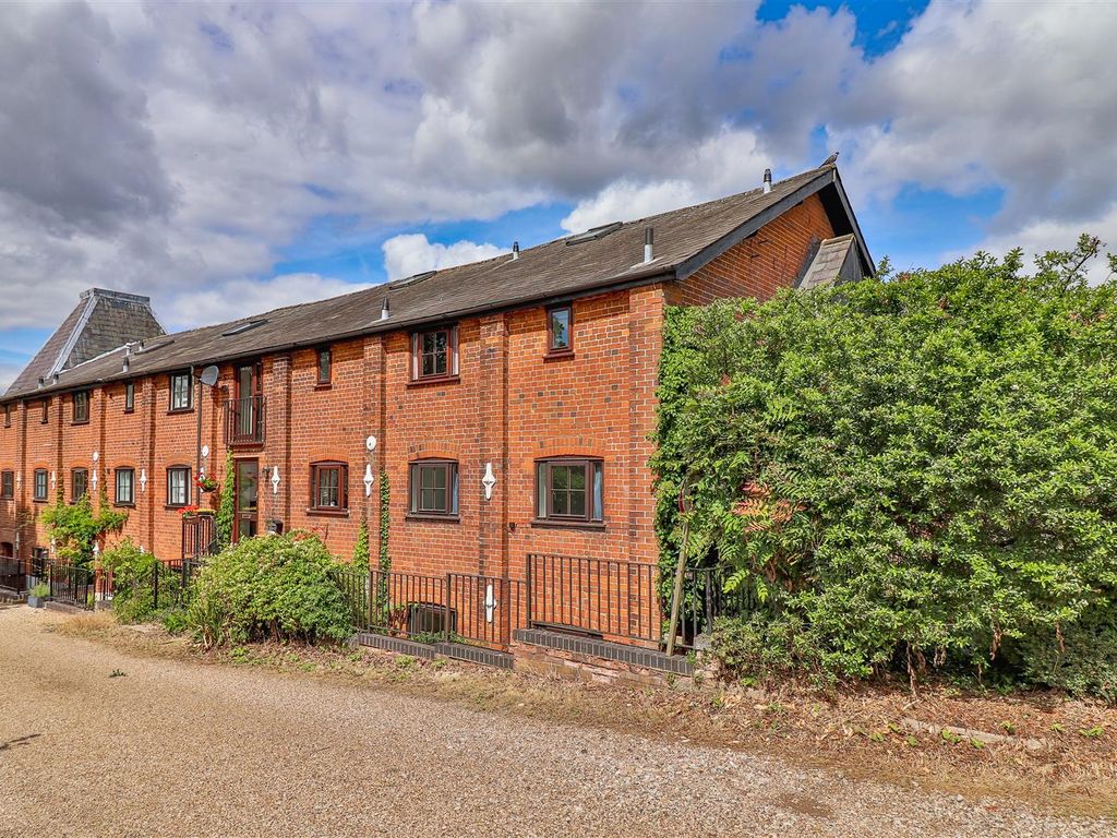 4 bed mews house for sale in Cross Maltings, Hadleigh, Ipswich IP7, £525,000