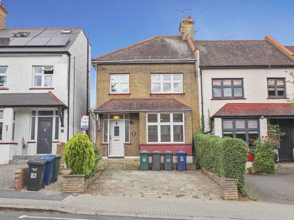 3 bed end terrace house for sale in Horsham Avenue, London N12, £700,000