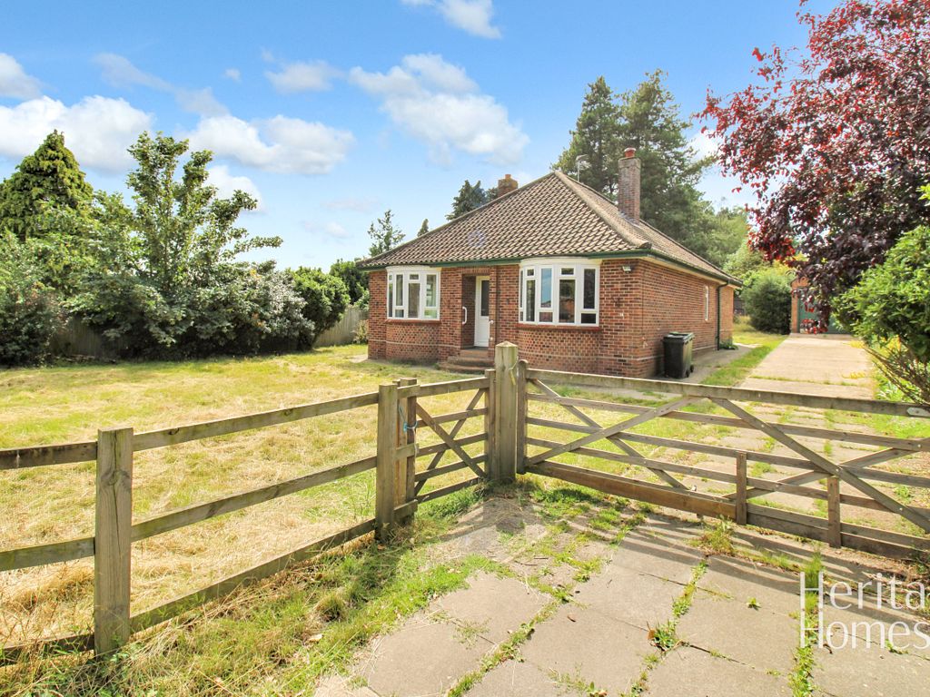2 bed bungalow for sale in High Bungay Road, Loddon, Norfolk NR14, £350,000