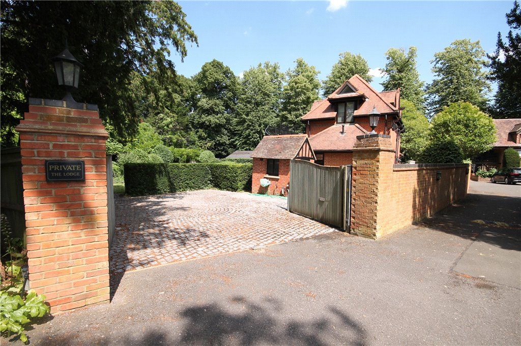 3 bed detached house to rent in Ferry Lane, Wraysbury, Staines-Upon-Thames, Berkshire TW19, £4,500 pcm
