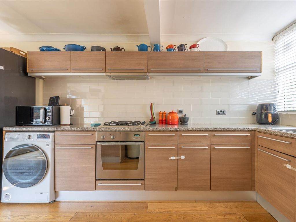 2 bed flat for sale in Churchfields, London E18, £350,000