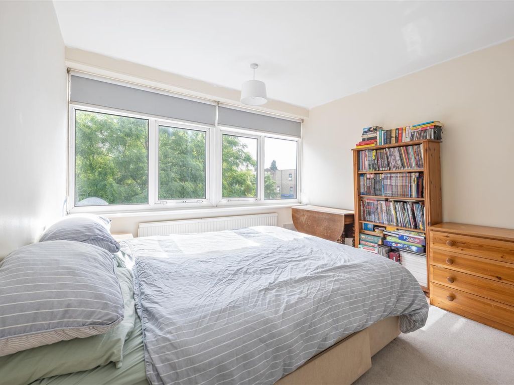 2 bed flat for sale in Churchfields, London E18, £350,000