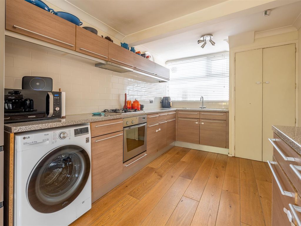 2 bed flat for sale in Churchfields, London E18, £350,000