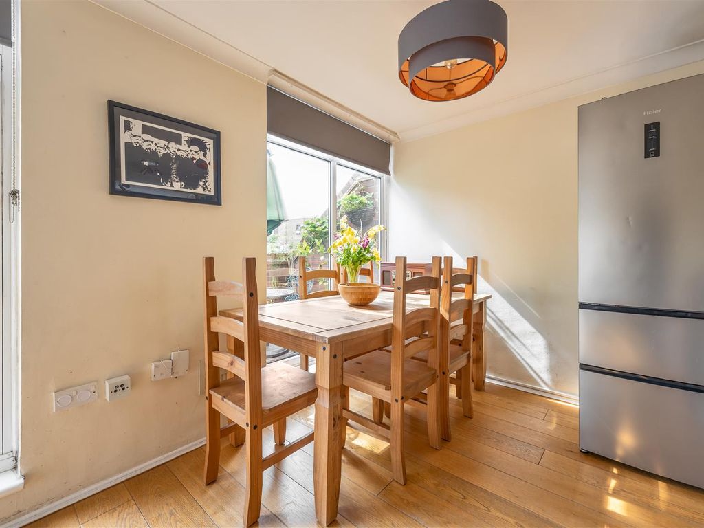 2 bed flat for sale in Churchfields, London E18, £350,000