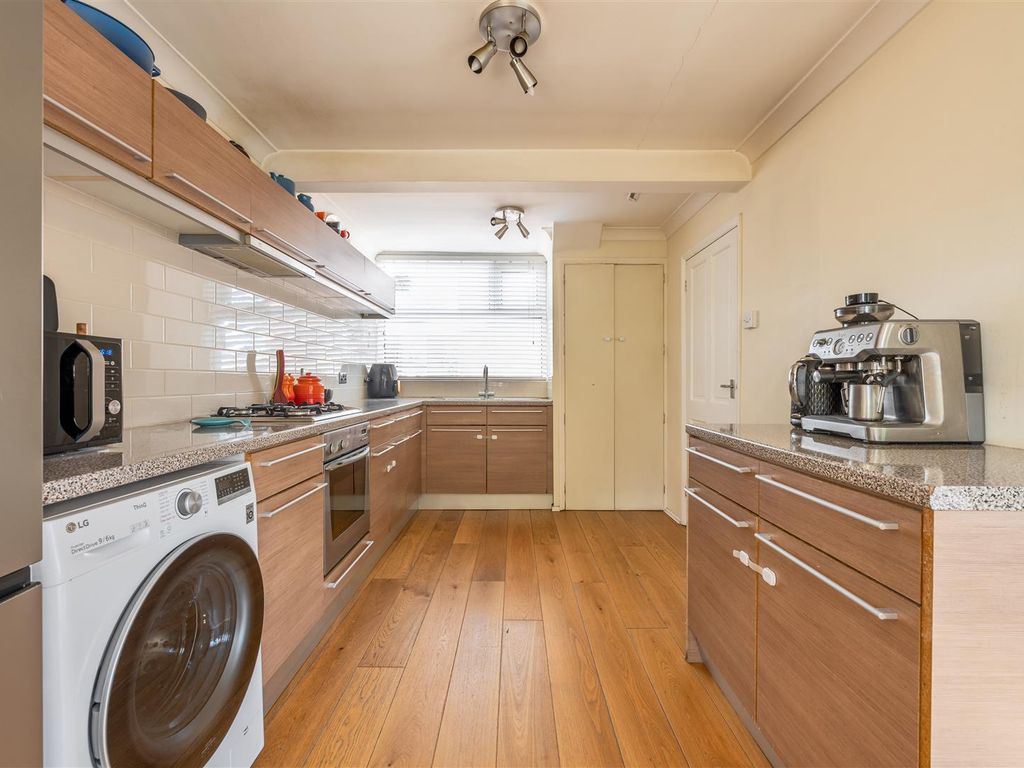 2 bed flat for sale in Churchfields, London E18, £350,000