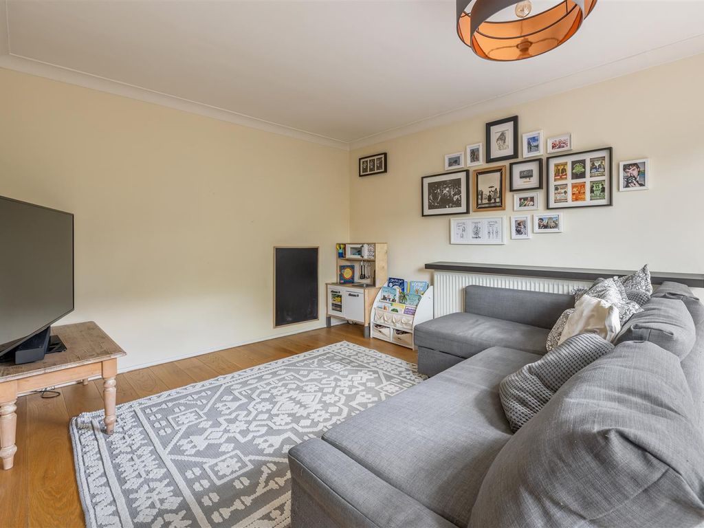 2 bed flat for sale in Churchfields, London E18, £350,000