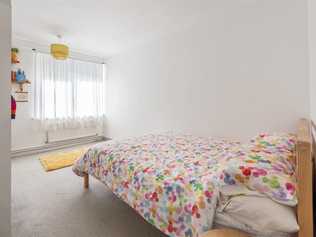 2 bed flat for sale in Churchfields, London E18, £350,000