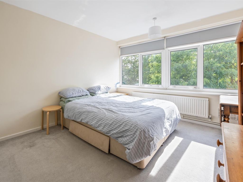 2 bed flat for sale in Churchfields, London E18, £350,000