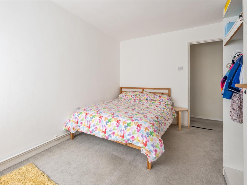 2 bed flat for sale in Churchfields, London E18, £350,000