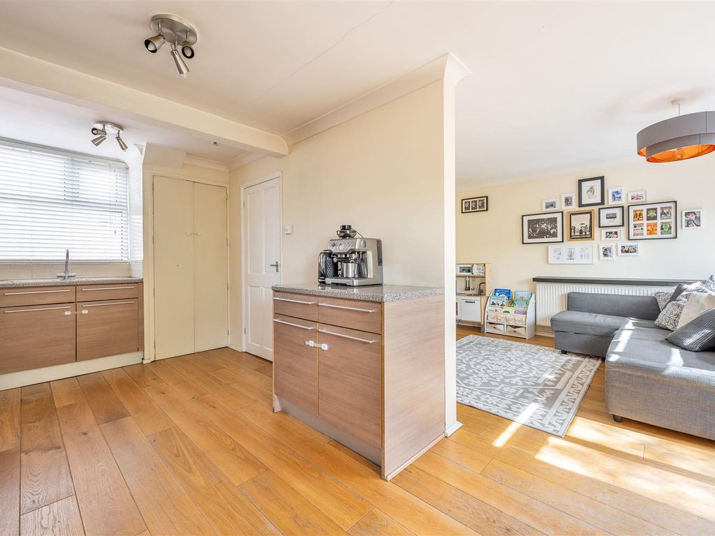 2 bed flat for sale in Churchfields, London E18, £350,000