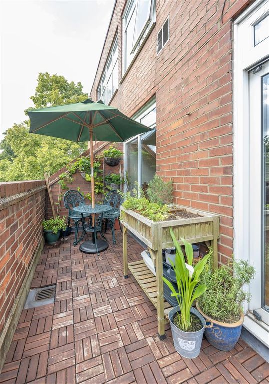 2 bed flat for sale in Churchfields, London E18, £350,000