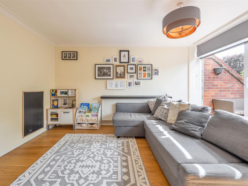 2 bed flat for sale in Churchfields, London E18, £350,000