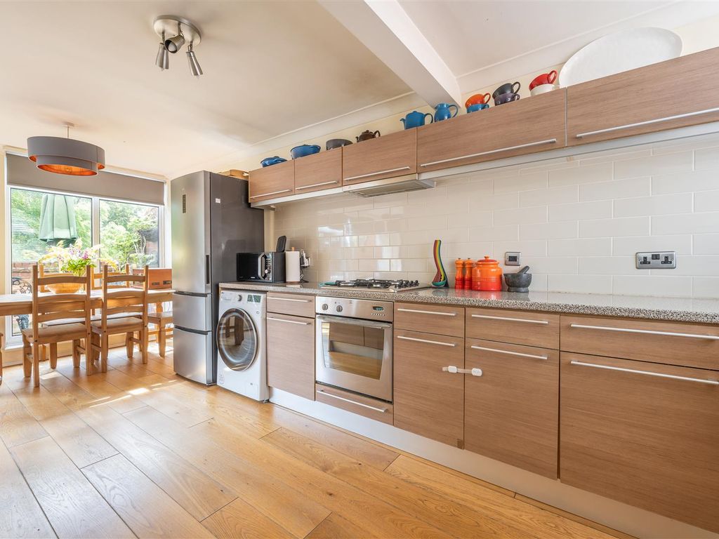 2 bed flat for sale in Churchfields, London E18, £350,000