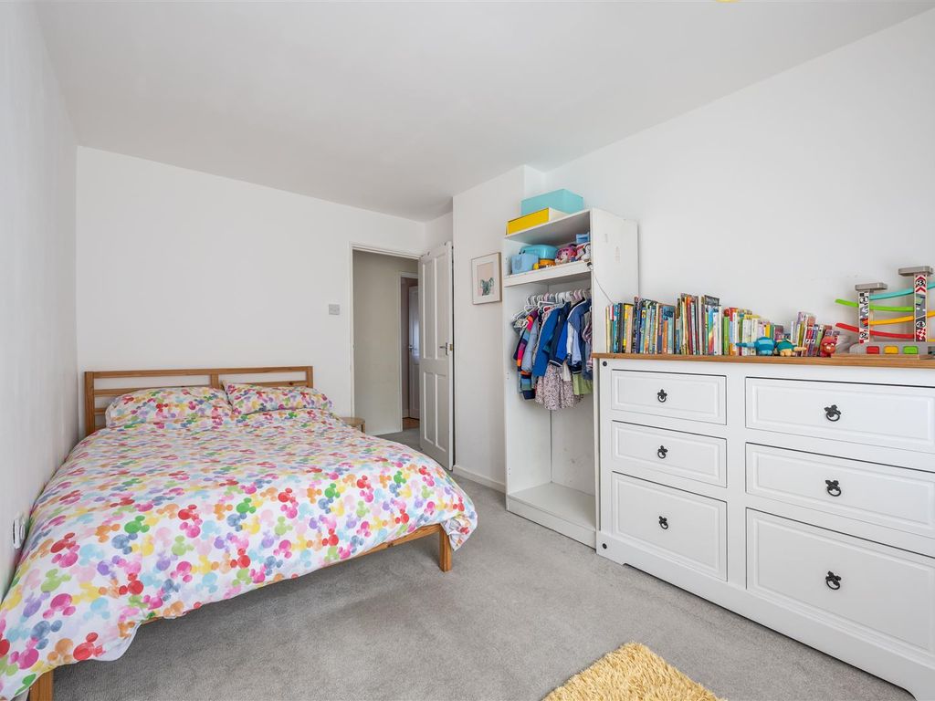 2 bed flat for sale in Churchfields, London E18, £350,000