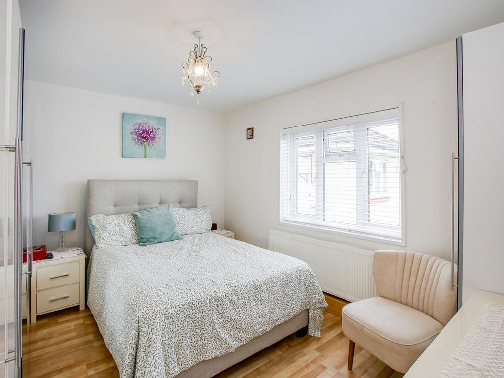2 bed flat for sale in Acorn Gardens, Acton W3, £400,000