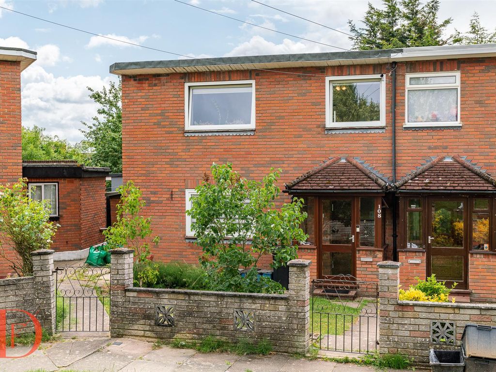 4 bed property for sale in Brocket Way, Chigwell IG7, £525,000