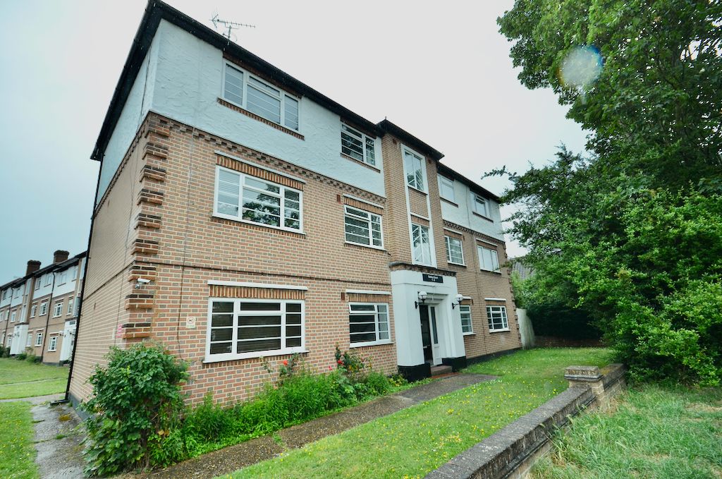 2 bed flat for sale in Churchview Road, Twickenham TW2, £360,000