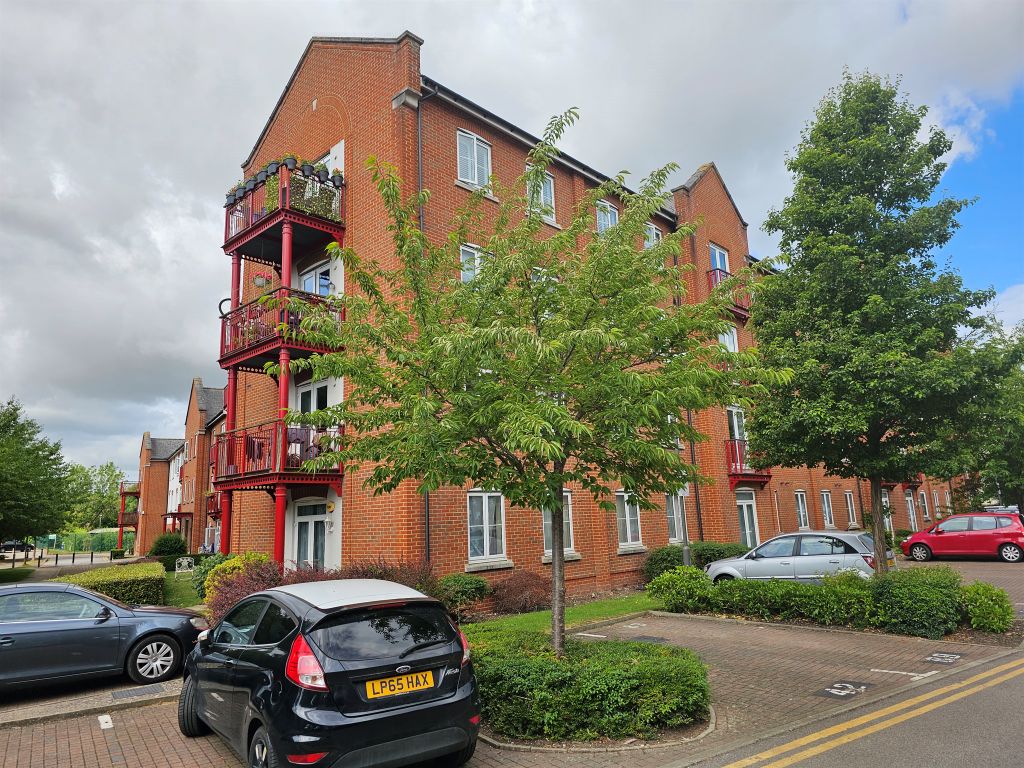 3 bed flat for sale in Coxhill Way, Aylesbury HP21, £225,000