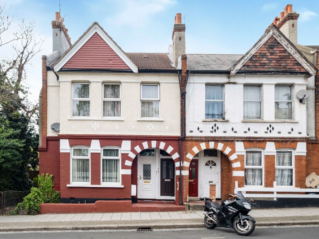 2 bed maisonette for sale in Salterford Road, London SW17, £399,950
