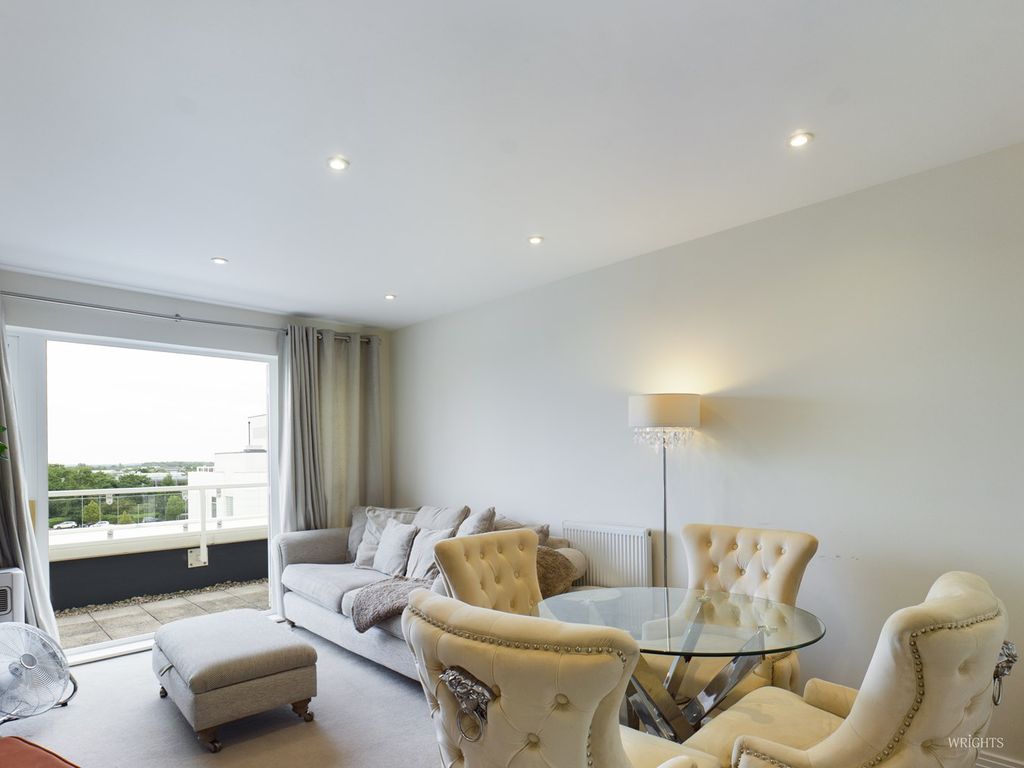 2 bed flat for sale in Bessemer Road, Welwyn Garden City AL7, £335,000