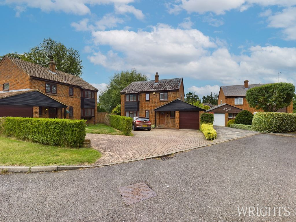 4 bed detached house for sale in Parkside, Welwyn AL6, £700,000