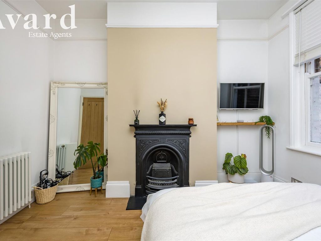 2 bed flat for sale in Preston Drove, Brighton BN1, £375,000