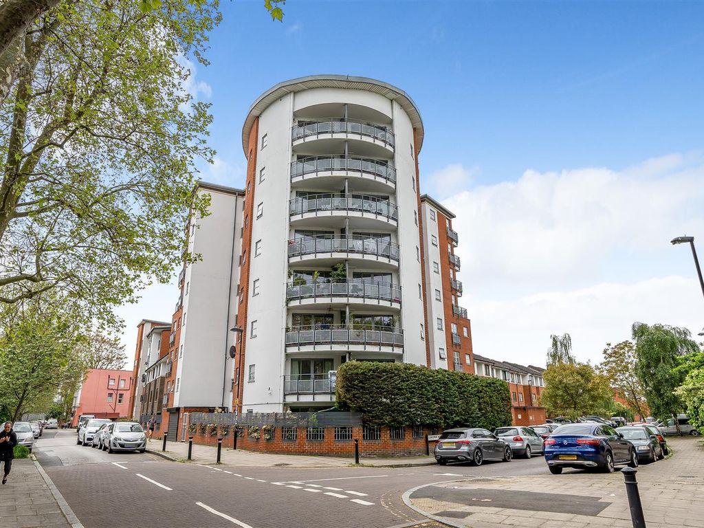 1 bed flat for sale in Concorde Way, London SE16, £375,000
