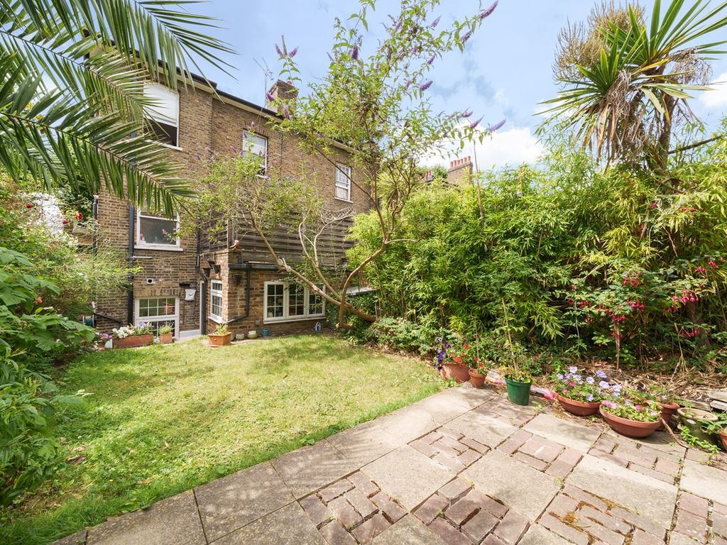 2 bed flat for sale in Bridge View, London W6, £745,000