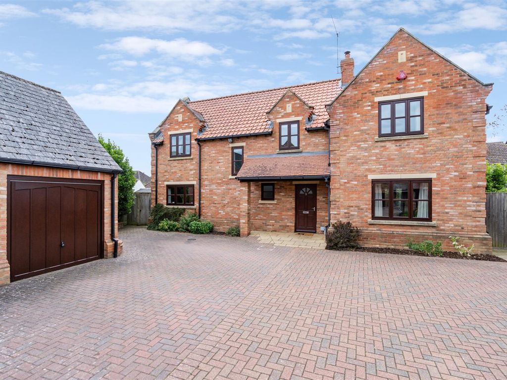 4 bed detached house for sale in Knights Close, Olney MK46, £850,000