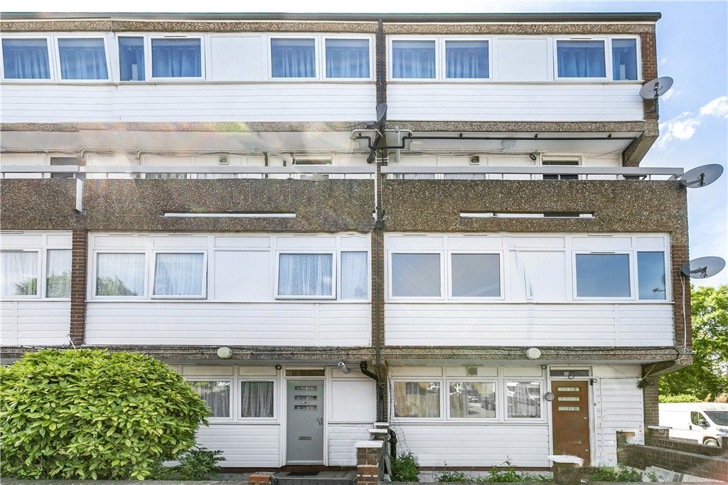 3 bed maisonette for sale in Gaywood Close, London SW2, £375,000