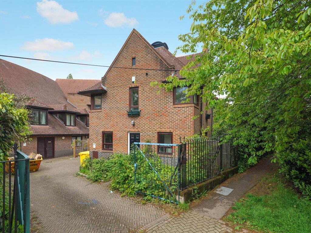 3 bed detached house for sale in Birchen Grove, London NW9, £450,000