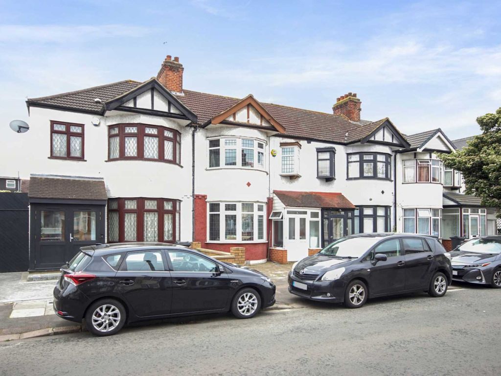 3 bed terraced house for sale in Southbourne Gardens, Ilford IG1, £550,000