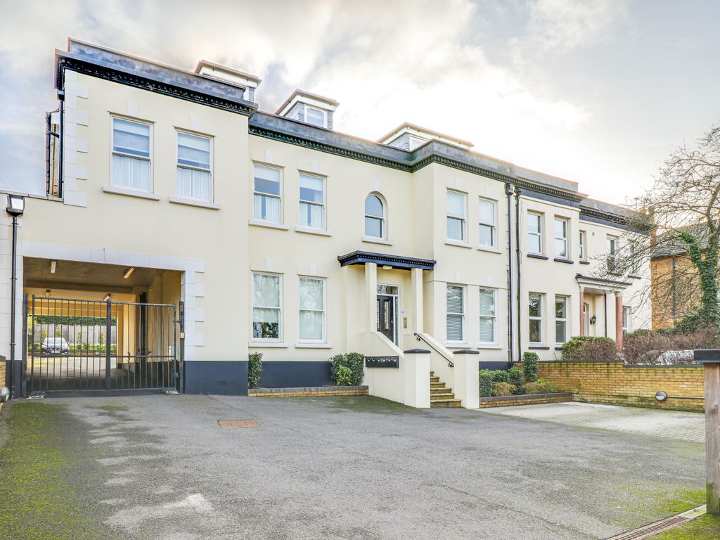 2 bed flat for sale in Epping New Road, Buckhurst Hill IG9, £350,000